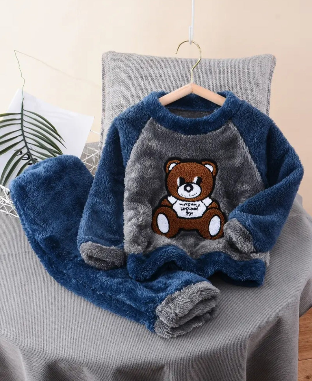 2pcs Boys Autumn And Winter Plush Suits, Double-Sided Plush Thick Warm Clothing Suits for Small And Medium-Sized Children, Cute And Fashionable Cartoon Bear Pullover Top -+ Pants Suit